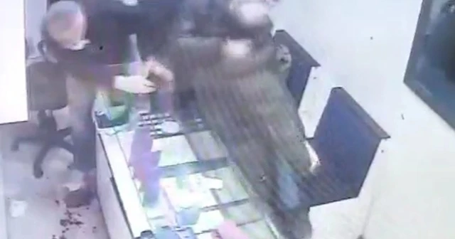 İstanbul’da kuyumcuda bıçaklı gasp dehşeti kamerada