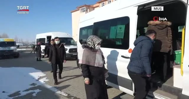 Kapı kapı dolaşıp ders notlarını dağıttılar