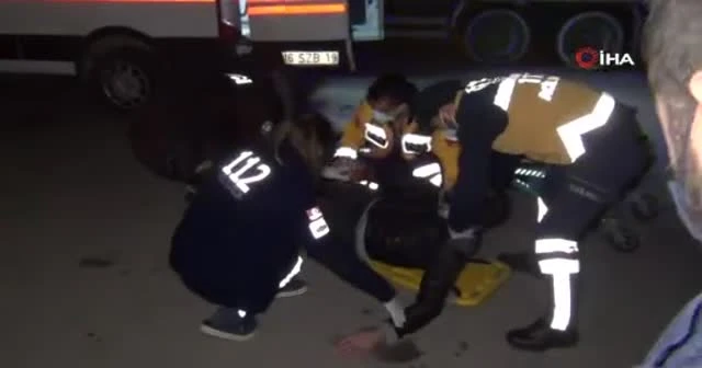 Kazada yaralanan sürücüyü battaniye ile soğuktan korumaya çalıştılar