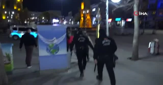 Kısıtlamaya uymayan genç polise yakanlandı, “Zeki Müren de izleyecek mi?” dedi