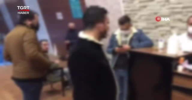 Koronaya rağmen havuz başında eğlendiler