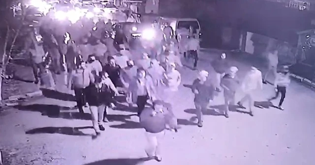 Köylüler serbest bırakılan ağabeyin evine doğru yürüdü
