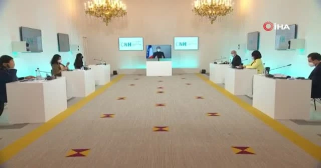 Macron Covid-19 testi pozitif çıktıktan sonra ilk kez görüntülendi
