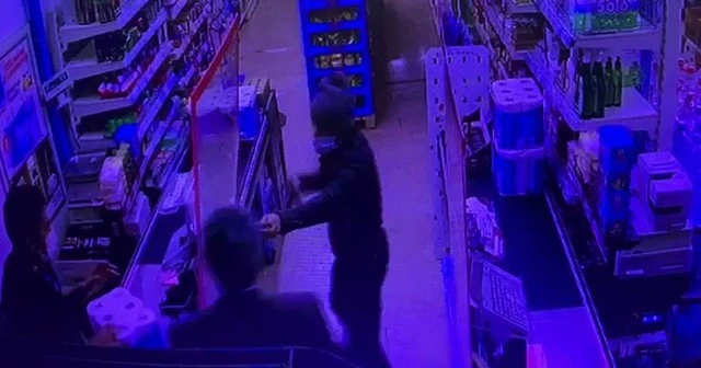 Marketteki müşteri, silahlı soygunu önledi