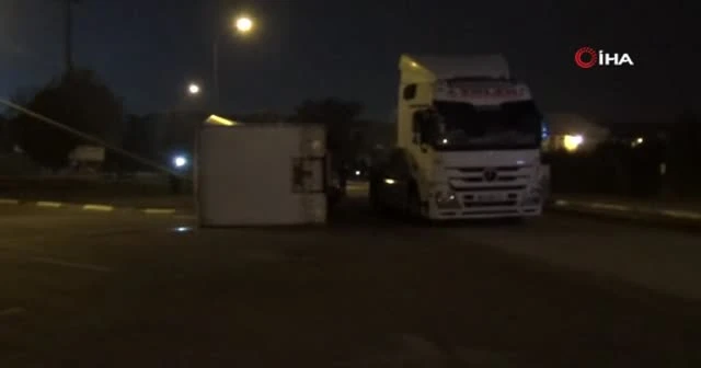 Mobilya yüklü tır devrildi, faciadan dönüldü