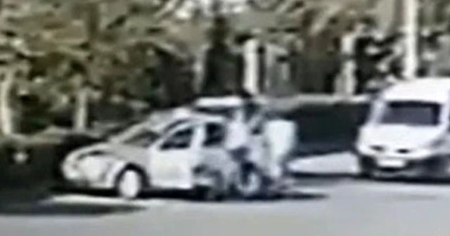 Motosikletli gencin önünü keserek darp ettiler