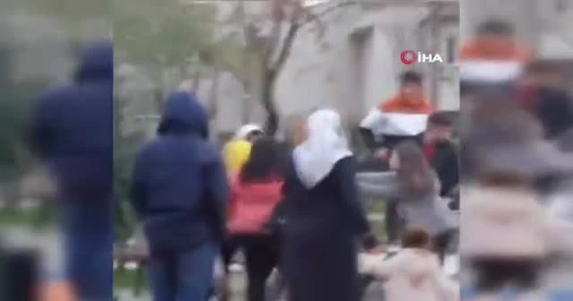Ne maske ne mesafe...Kızlar saç saça baş başa böyle birbirine girdi