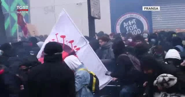 Ne onlar ne de polis geri adım attı