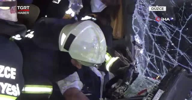 Otobüs şoförü koltukta sıkıştı