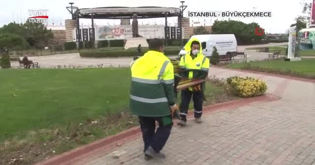 Parklardaki banklar kaldırıldı