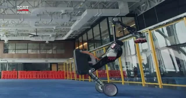 Robotlar dans pistinde döktürdü