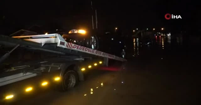 Sağanakta araçlar mahsur kaldı, ekipler teyakkuza geçti