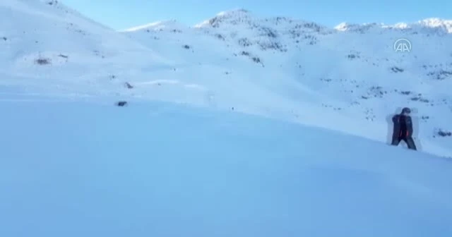 Şemdinli'de çığ düşmesi sonucu bir asker şehit oldu, bir askeri arama çalışmaları sürüyor