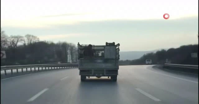 Şile’de kamyonet kasasında tehlikeli yolculuk kamerada