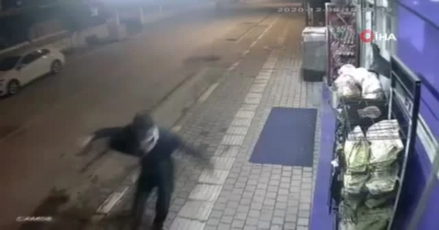 Sokak köpeklerinin saldırısından güçlükle kurtuldu