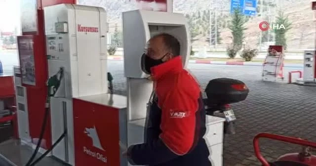 Yakıt aldıktan sonra çalıştırdığı otomobili alev aldı