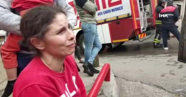 Yanan evini gözyaşları içinde izledi