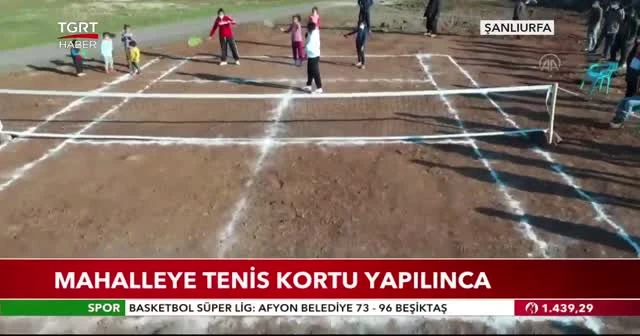 Yöresel kıyafetlerle raket salladılar