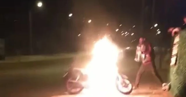 Alev alev yanan motosikletine, damacanadaki suyla müdahale etti