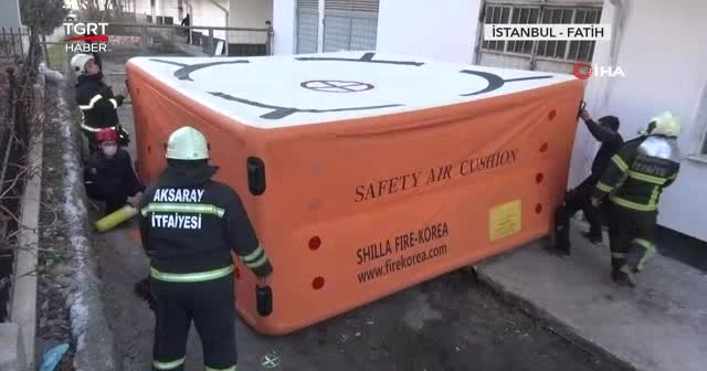 Aşağı atlamak isterken kolundan yakalandı