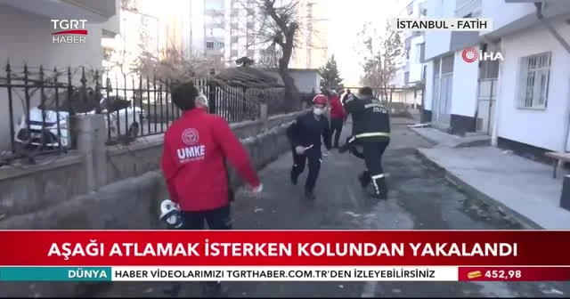 Aşağı atlamak isterken kolundan yakalandı