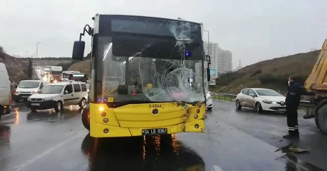 Belediye otobüsü kamyonla çarpıştı