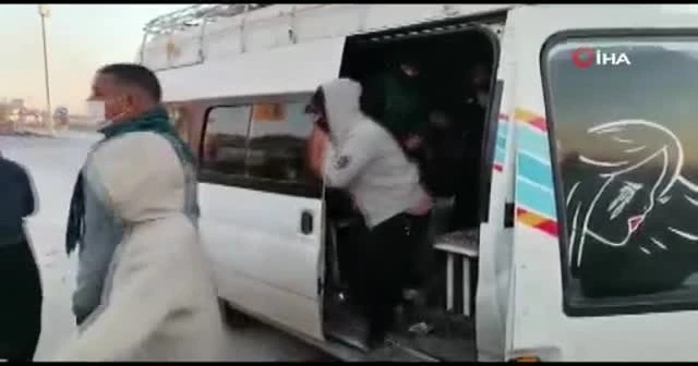 Bir minibüsten 33 kişi çıktı