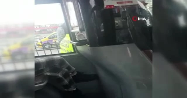 Çılgına dönen kadın otobüse saldırdı