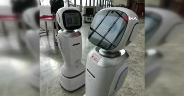 Çin’de iki robotun tartıştığı anlar sosyal medyada gündem oldu