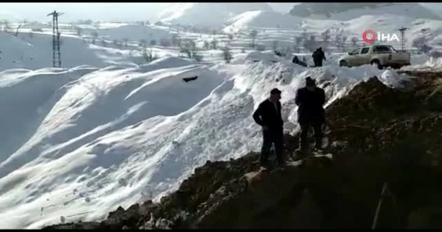 Dondurucu soğukta 6 metre derinliğindeki çukurda çalışma