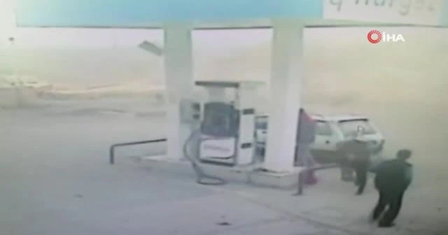 Fırtına çatıyı uçurdu! O anlar kamerada