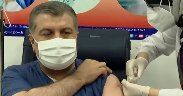 İlk aşı Bakan Koca'ya yapıldı