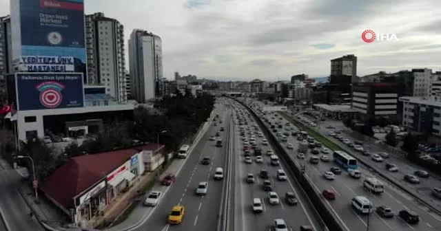 İstanbul'da hafta sonu kısıtlaması öncesi trafik erken saatlerde başladı
