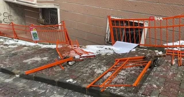 İstanbul’da servis minibüsünün takla atıp devrildiği an kamerada