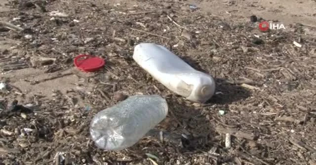 İstanbulluların akın ettiği sahil çöp yuvasına dönerek kızıla boyandı
