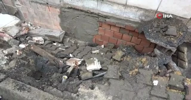 Kaldırım çöktü, bina boşaltılarak mühürlendi
