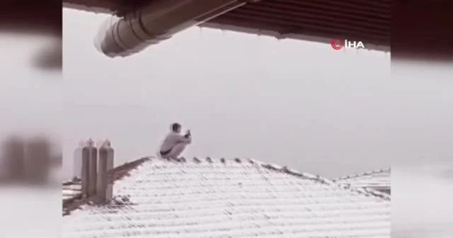 Kar fotoğrafı için canını tehlikeye atıp çatıya çıktı