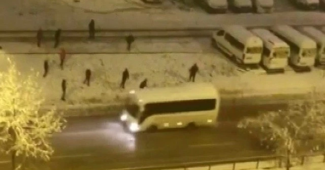 Kar toplarıyla minibüsü hedef aldılar