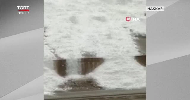 Karayoluna düşen çığ böyle görüntülendi