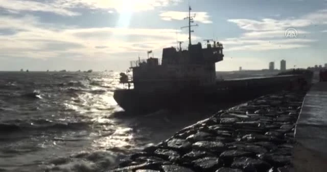 Kargo gemisi karaya oturdu