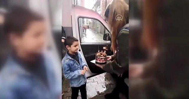 Kısıtlama nedeniyle dışarı çıkamayan çocuğa polisten sürpriz doğum günü