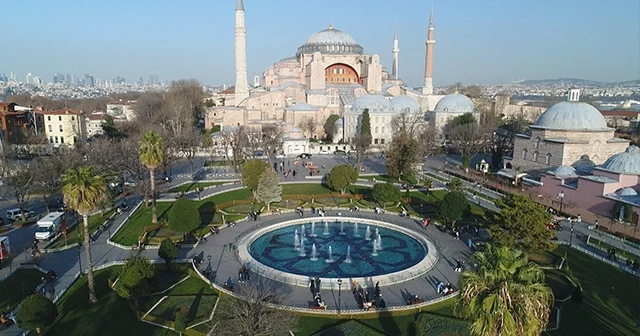 Kısıtlamada Sultanahmet Meydanı'na turist akını