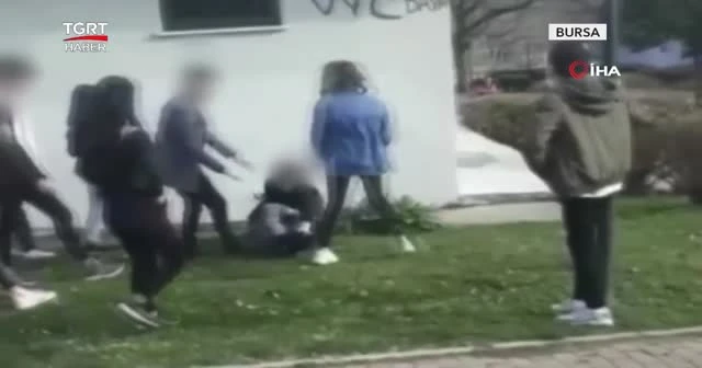 Kızların 'erkek arkadaş' tartışması kamerada