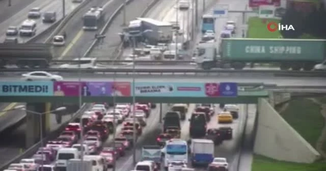 Kontrolden çıkan tır, metrobüs bariyerlerine çarparak durabildi