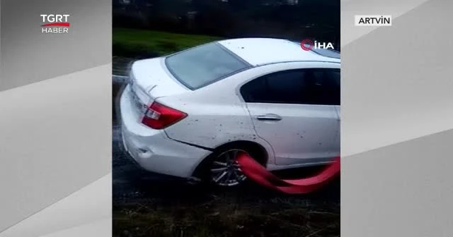 Köprü halatları koptu, araç asılı kaldı