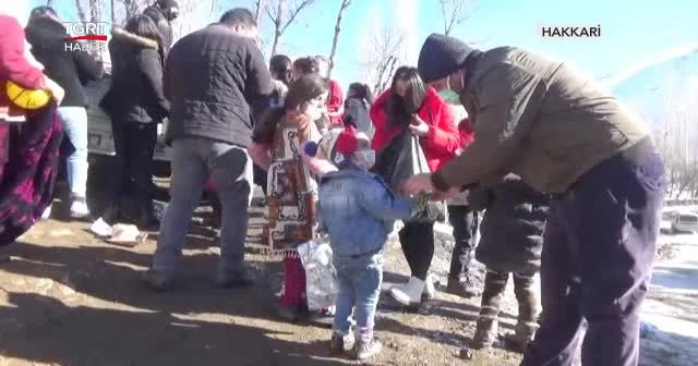 Köy köy gezip oyuncak dağıtıyorlar