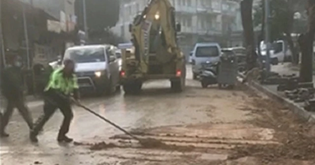 Kürekle yolu temizleyen polis ilgi gördü