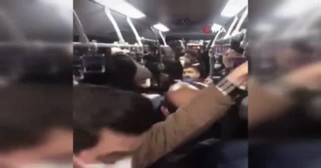 Metrobüste tekmeli yumruklu kavga kamerada
