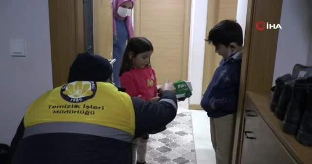 Minik kız 3 yıldır çöp arabasına el sallıyor