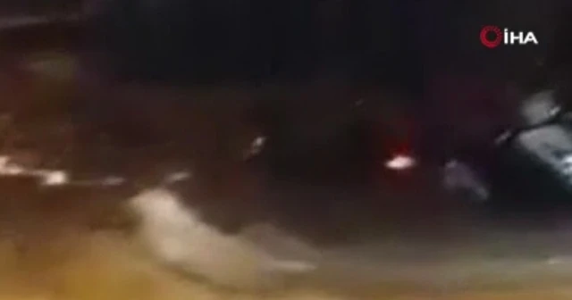 Motorlu kurye sele kapıldı, canını zor kurtardı